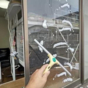 スクイジーにて窓掃除♪綺麗に完了できました☔　熊本市北区山室住宅にてのサムネイル