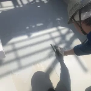 付帯部塗装　熊本市中央区中央街　鉄扉等ケレン・錆止め及び屋上ウレタン２回目のサムネイル