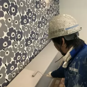 内部枠塗装　熊本市中央区中央街　枠、巾木等塗装完了のサムネイル
