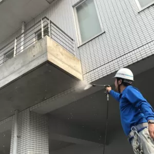 高圧洗浄　熊本市中央区神水　ベランダ土間、外壁洗浄のサムネイル