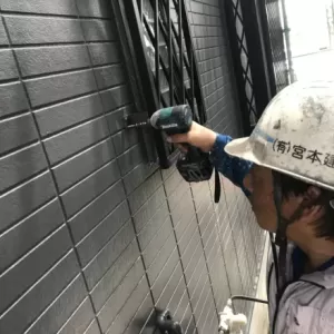 外壁塗装　熊本市南区野田　足場絡み手直し、清掃のサムネイル