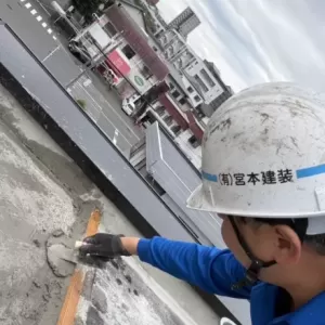 保田窪ビル　雨漏れ床の不陸調整中！防水の下地処理です。のサムネイル