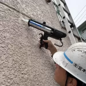 熊本ビル3階　外壁雨漏り修繕『緊急』　梯子作業で気合い全開！のサムネイル