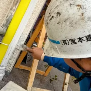 上益城郡御船　外壁塗装前クラック補修工事　粗パテ処理中のサムネイル