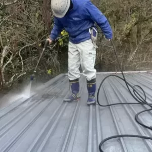 熊本県益城町倉庫屋根防水工事　　漏水検査&高圧洗浄中〜のサムネイル
