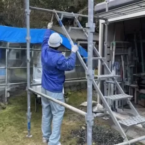 益城町屋根防水工事　昇降足場設置完了　明日から洗浄開始！のサムネイル