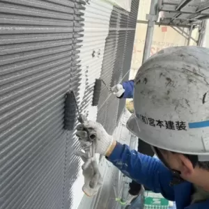 光の森住宅外壁　特殊シリコン塗装　下塗りローラー塗り継作業中！のサムネイル