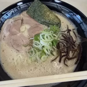 山鹿にて新築防水工事現場調査後に豚骨ラーメン 雷神を喰らうのサムネイル