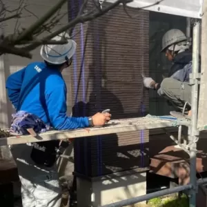 熊本市東区京塚　サイディング外壁目地変成シリコンコーキング工事　ヘラ押さえ中！のサムネイル