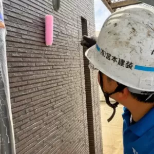 サイディング外壁フッ素クリアー中塗り状況　　熊本市東区京塚のサムネイル