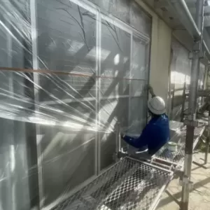 外壁塗装の為の窓マスカー養生中　熊本市北区清水亀井にて！のサムネイル